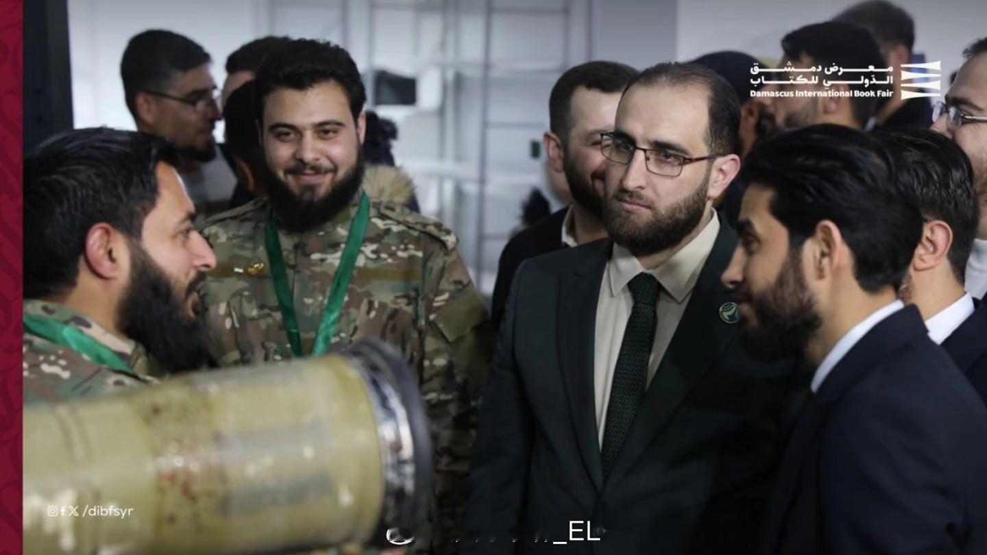 此外，HTS的国防部在“大马士革国际书展”上展示了反坦克导弹模拟器，这很书展。 