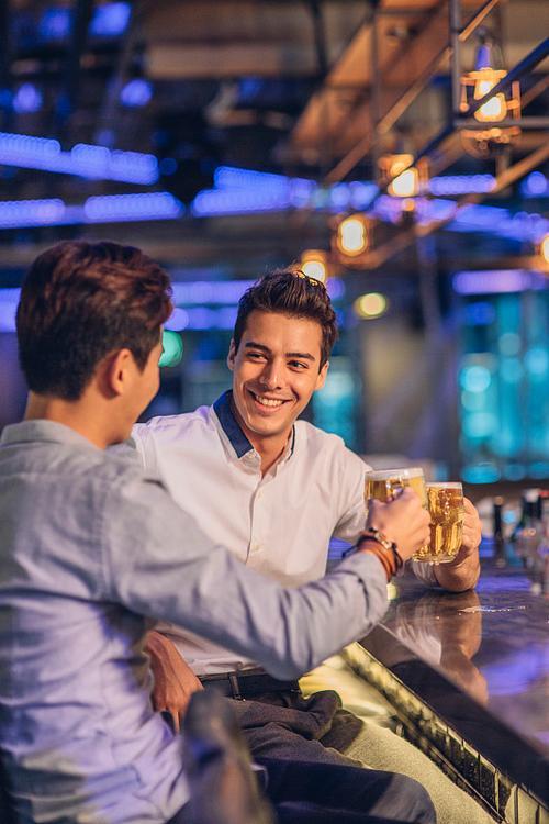 上联：说东道西品清茶.请续下联！谈古论今饮浊酒