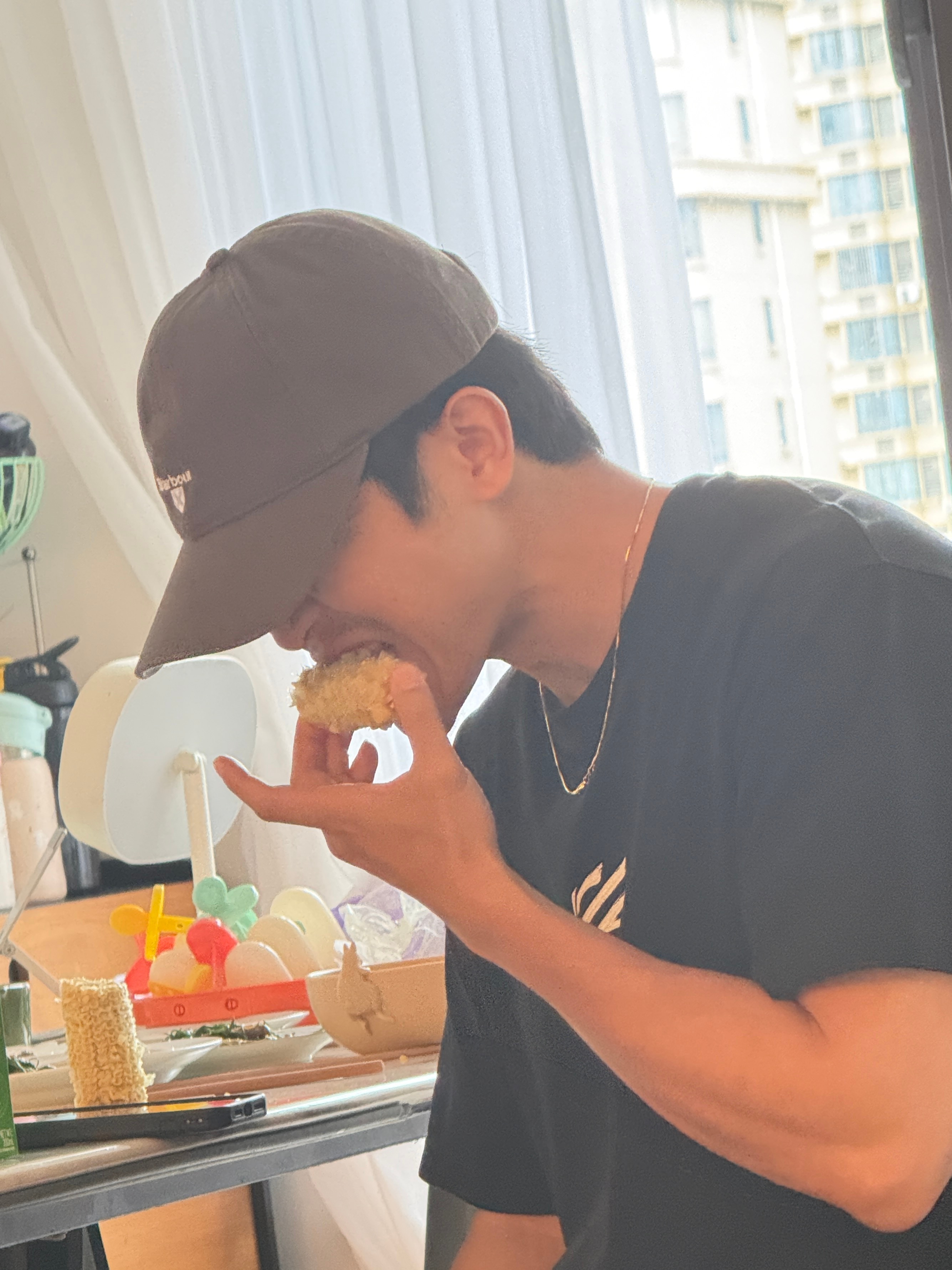 球：吃不完了，拿去给爸爸吃！旅蛙，谢谢球宝，怕爸爸吃多了血脂高还特地帮爸爸啃了一