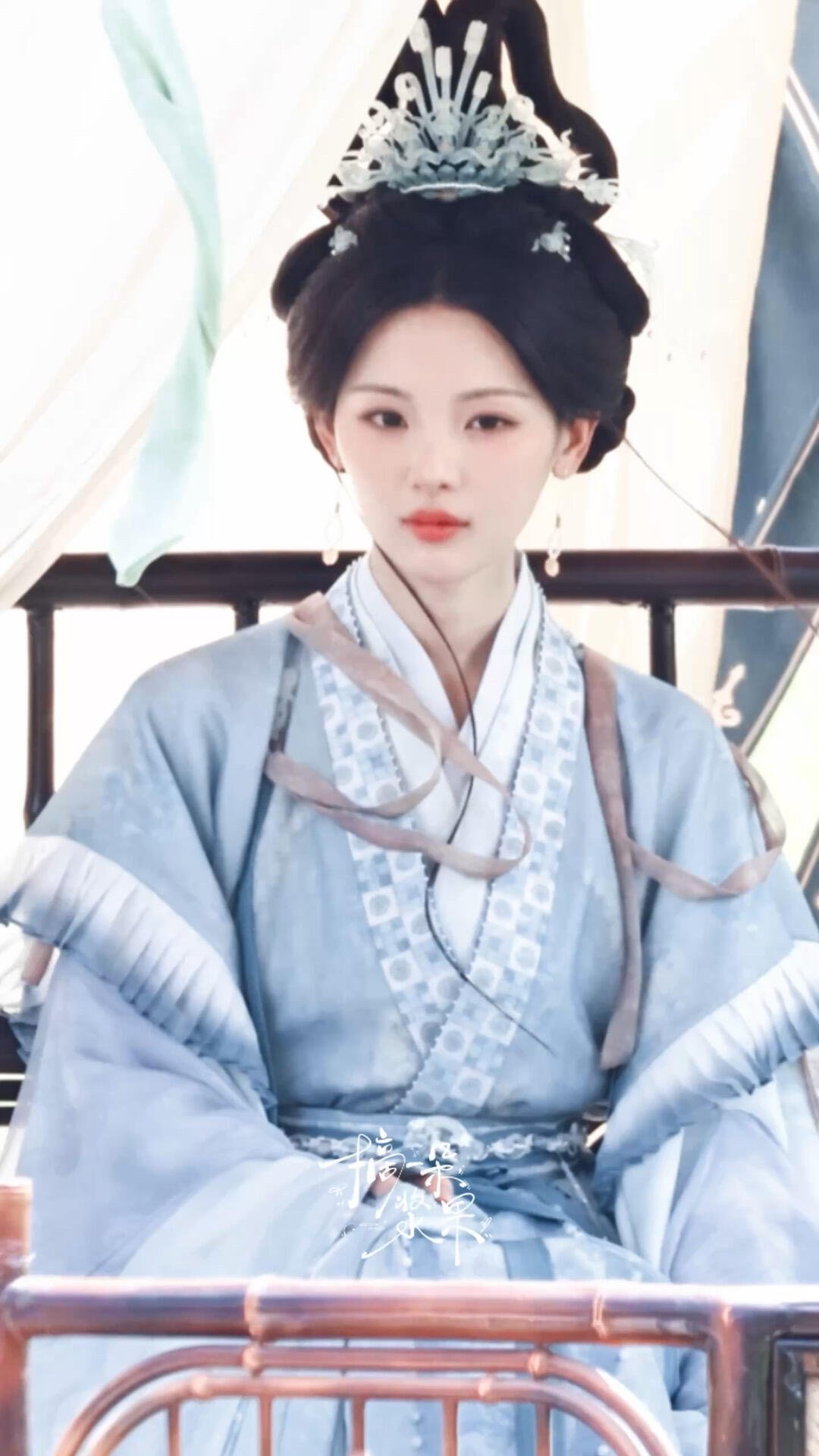 宛如山水画中走出的清冷贵气灵动仙气的神女，干净纯粹，不染尘埃 
