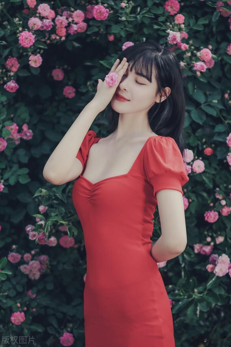 有人问我，见过“大小眼”没？
我想说，左右脸不对称的我都见过。
我们小区里就有一