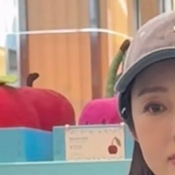 董璇 你问问酒窝同不同意董璇回复粉丝太逗了，想当董璇女儿要问酒窝同意不同意[笑c