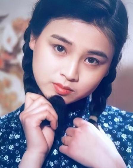 当年，英宁向刚生下女儿不久的妻子赵明明提出离婚，赵明明追问原因，英宁支支吾吾就是