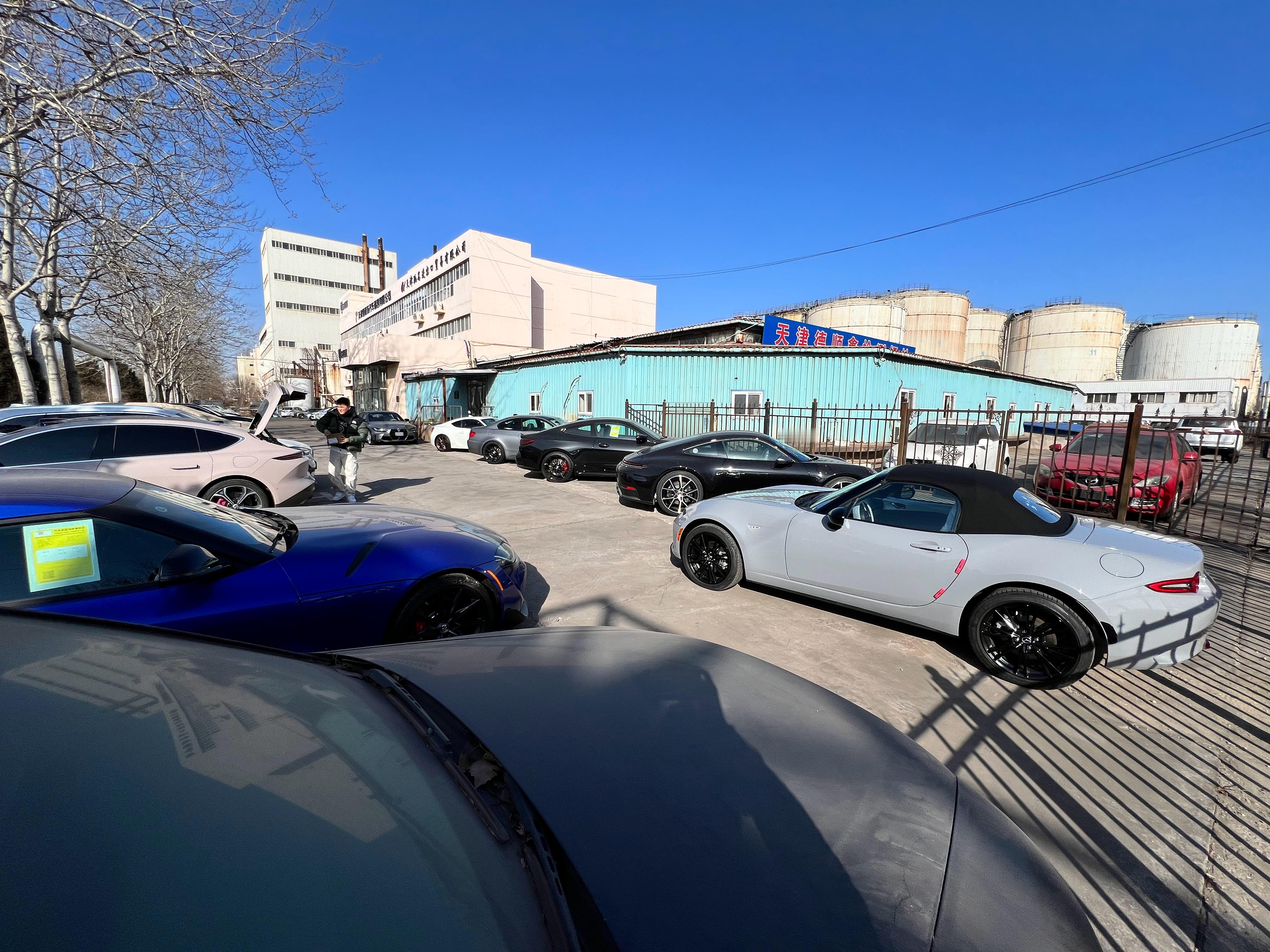 前段时间天津下雪，车都脏了。给这些车，晒晒太阳，洗洗车 天津·中国天津自由贸易试