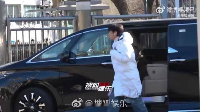 你是于洋那他是谁 一直以为于洋是节目里那个犀利“毒舌”，没想到春晚上班路透中，他