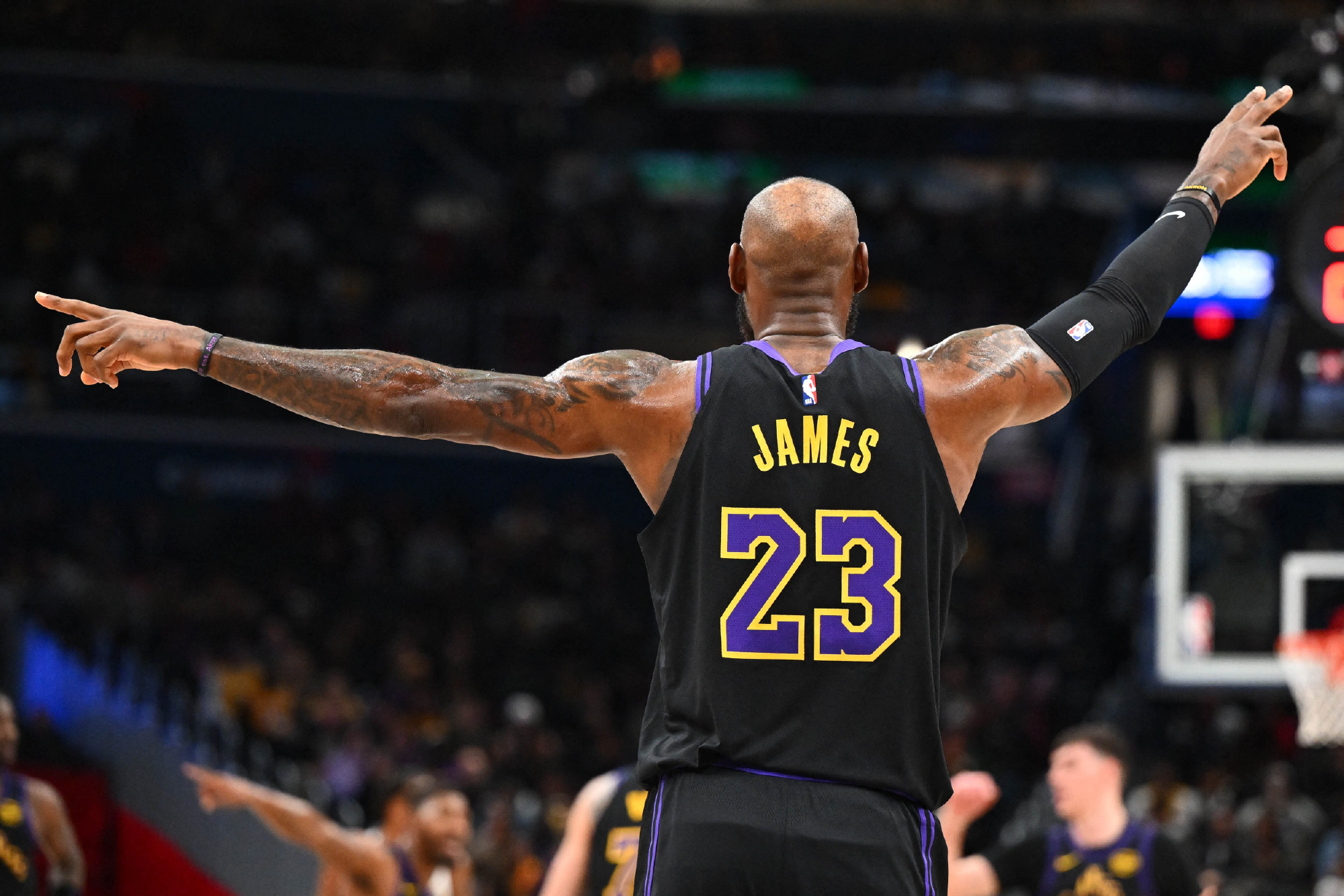 詹姆斯今天赛后谈到了罗斯的那个公牛队：“我生涯至今确实与他们交手过许多次，我对于