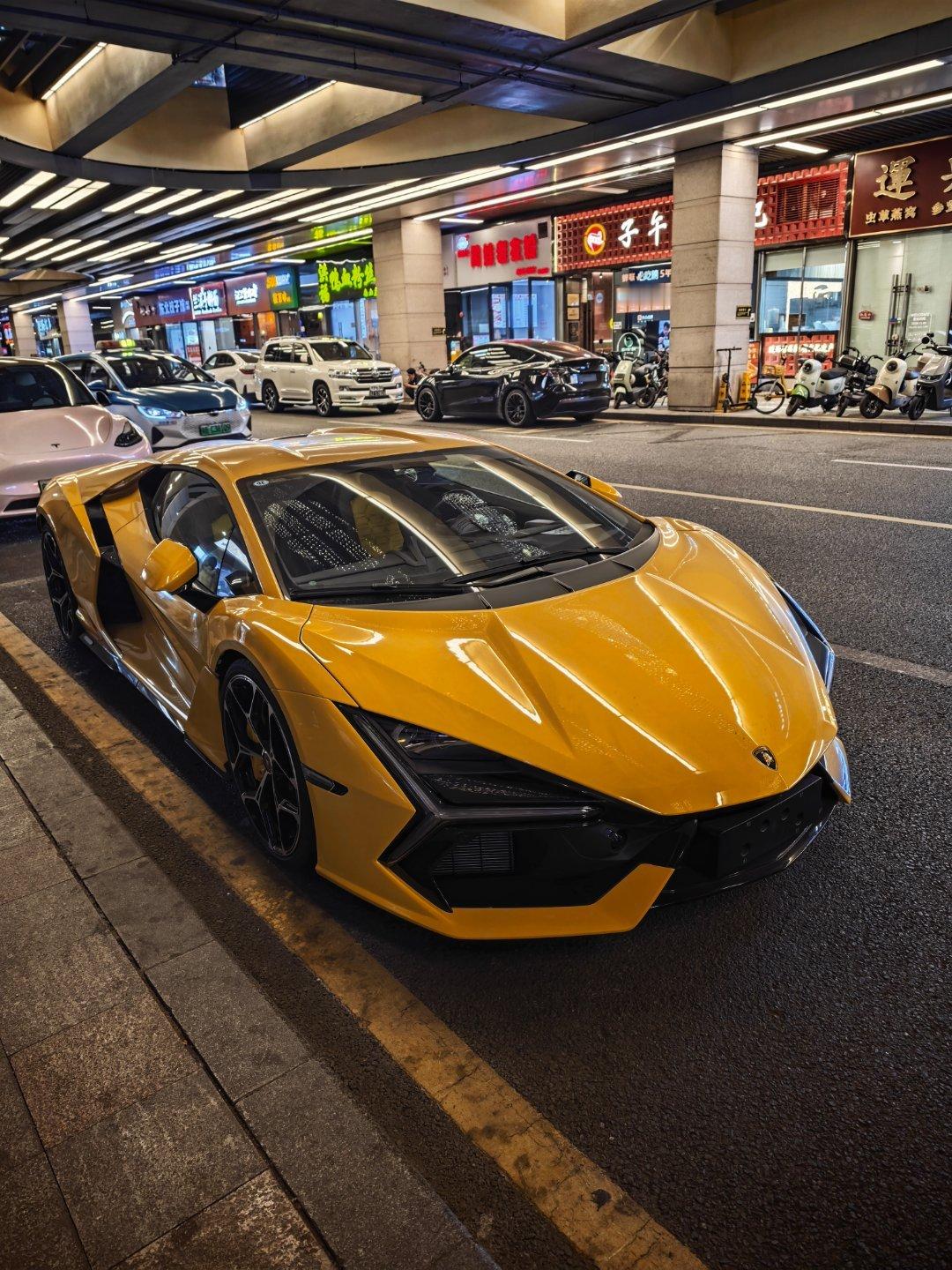 兄弟们，还得是深圳啊，路边随机刷新新的不能再新的大牛，也能随机刷新经典的不能再经