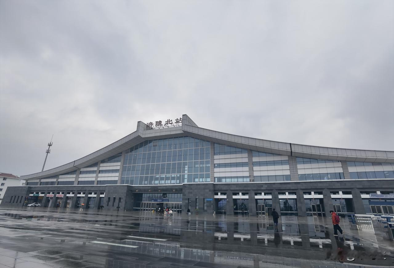 去白鹤梁水下博物馆。

参观结束坐扶梯上来时，前面是一位步履蹒跚八十岁左右的老者