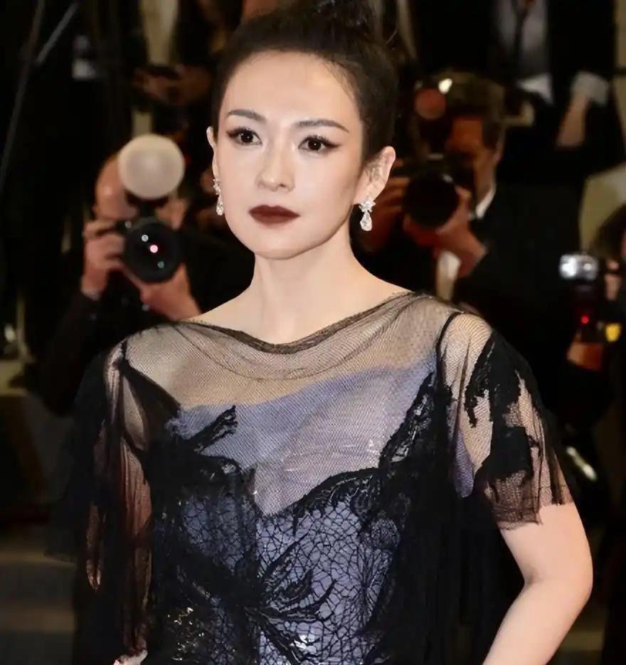 别让她跑了？章子怡套现3亿登上热搜，有人急着扣帽子，恶心的一幕却先上演了。

8
