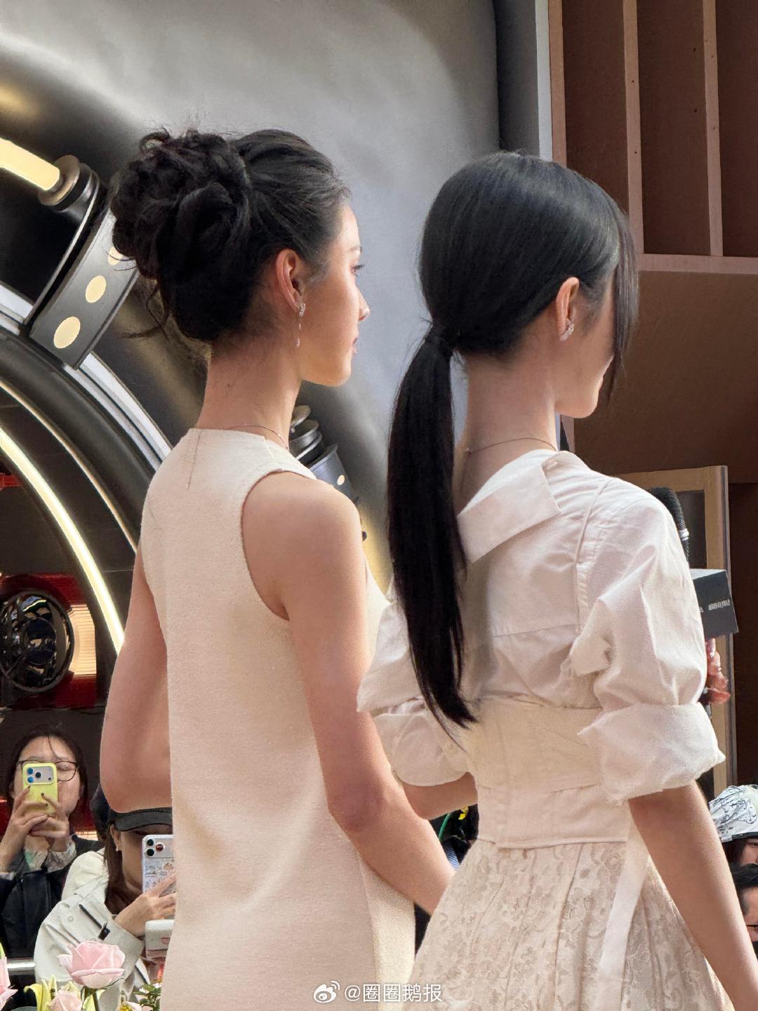 鞠婧祎陈都灵同框背影鞠婧祎陈都灵女明星的背影所有人立刻把背挺直 