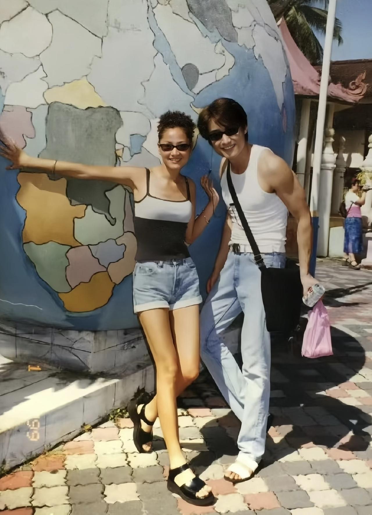 1999年，胡兵与瞿颖在北京街头合影留念，两人28岁时的样子。

胡兵与瞿颖年轻