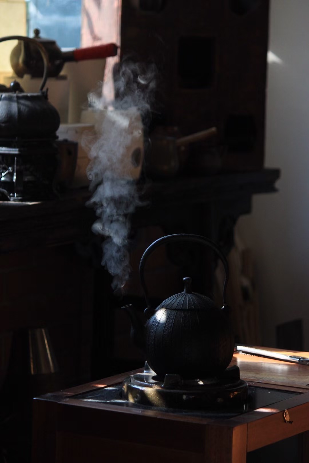 品茶赏器交友  成年人最高级的放松，不是狂欢，而是独处时的一口回甘。 