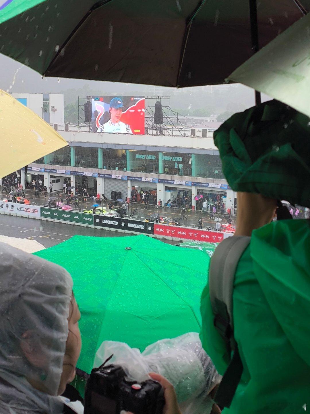 粉丝冒雨看王一博赛车 丨王一博珠海赛场 好开心，幸福雨再大我们也不怕，因为有爱王