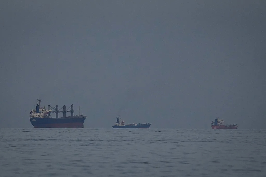 【#过去36小时有35艘船在霍尔木兹掉头#】据新华社，总部位于英国的海事分析公司