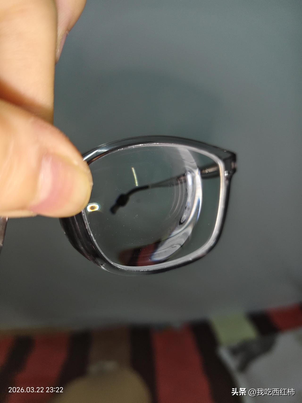 家人们，本人高度近视，眼镜片会很厚，然后那个选眼镜的工作人员就推荐一种能让镜片变