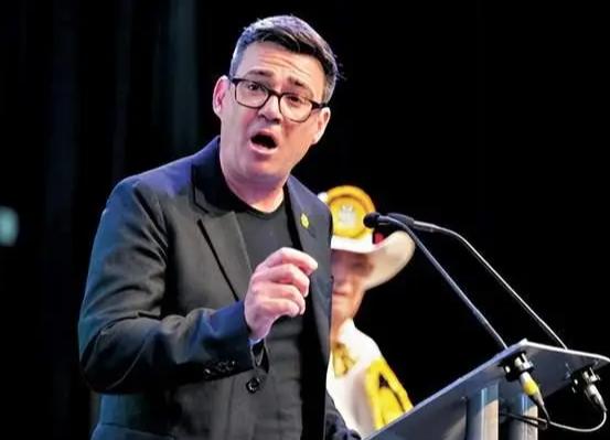 出身基层看过民间疾苦，伯纳姆为何敢推翻英国四十年经济老路。

英国政坛迎来了一次