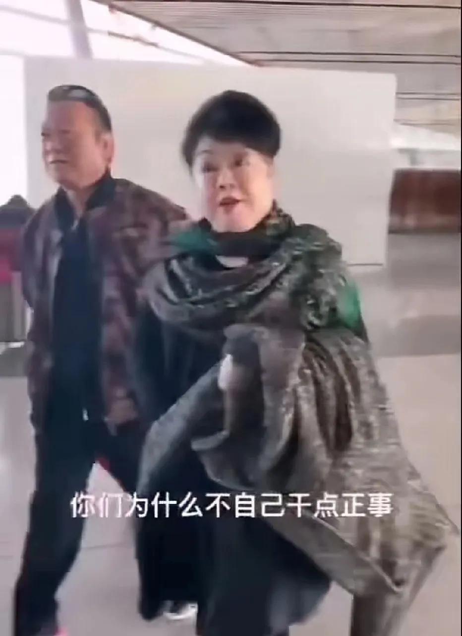 蒋大为不穿西装时候，生活里这样子显得好像老了很多，旁边这位阿姨是？她对着拍摄者说