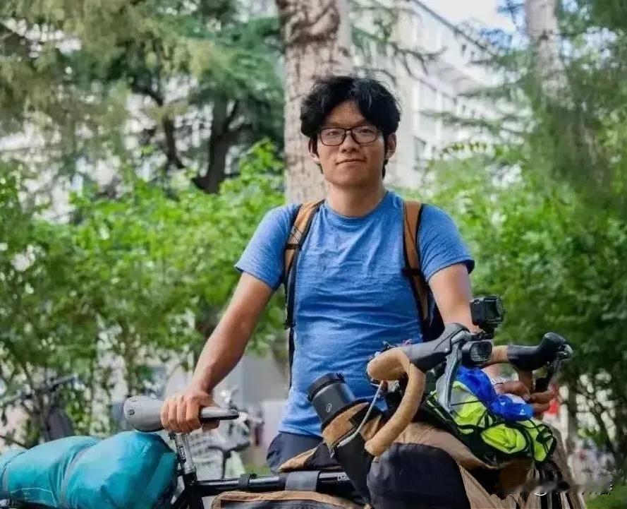 "真虎啊！"19岁昆明小伙考上了北京的大学，但他没有坐飞机，也没有乘高铁，更没有