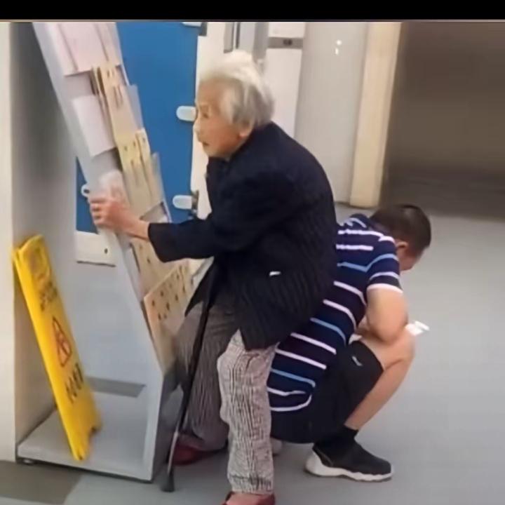 江苏，男子带着妈妈去医院看病，在排队间隙，没想到在大庭广众之下做出如此举动!
