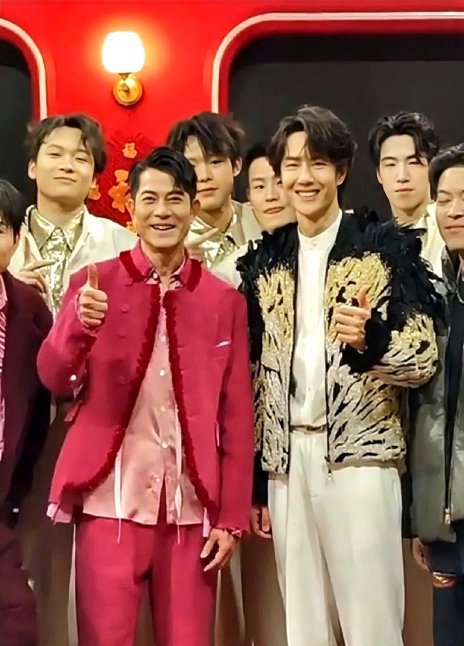 六十一岁鞋掉了三秒提上，连王一博都没发现。
彩排时他对每个走位较劲到最后一秒，王