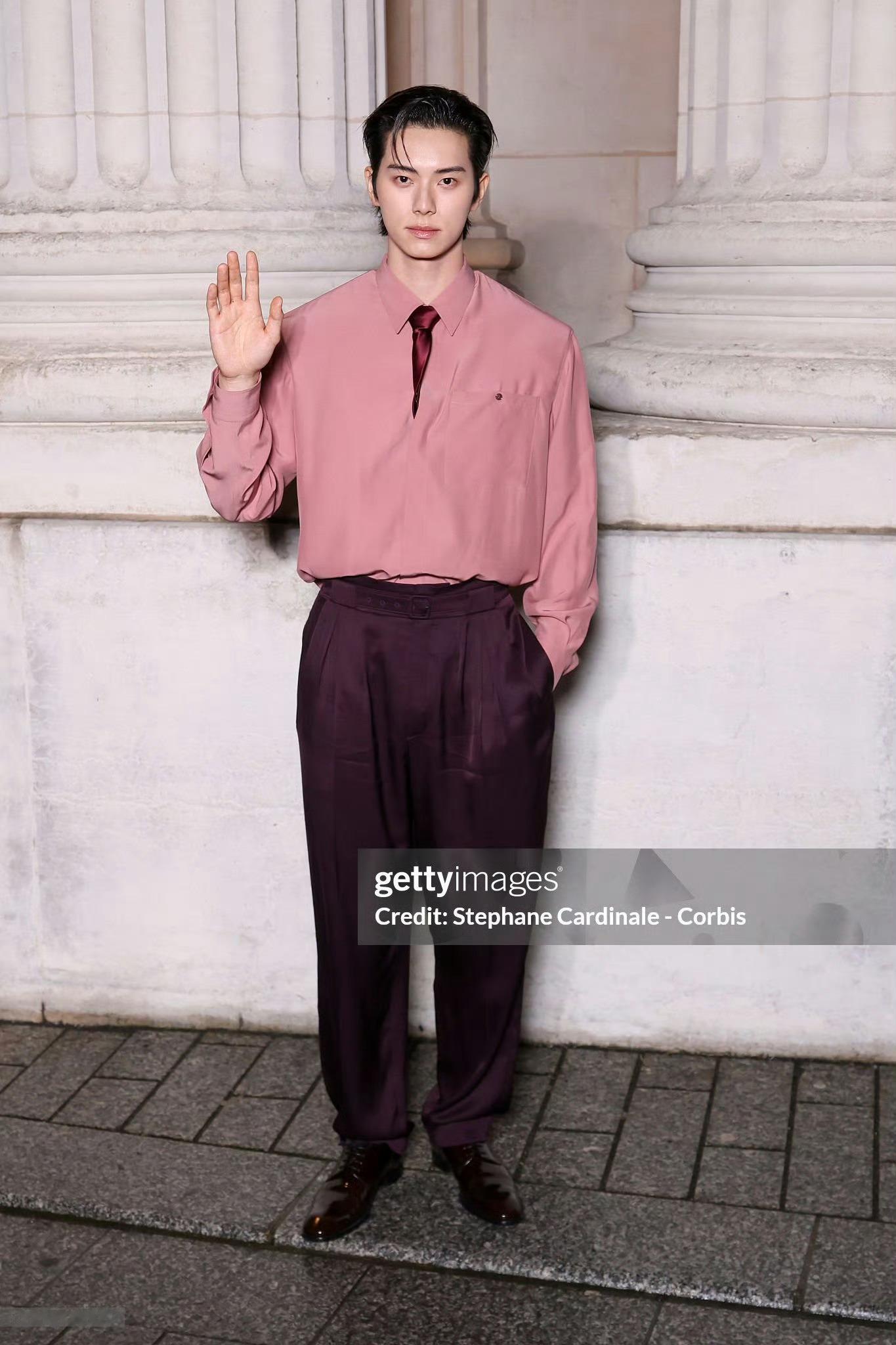 巴黎男装周 Saint Laurent 2026秋冬男装大秀中 日 韩 男星看秀