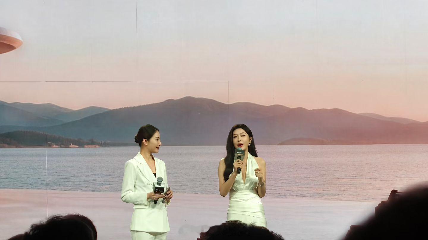 秦岚今晚参加比亚迪海豹08的发布会。本人真的好美。