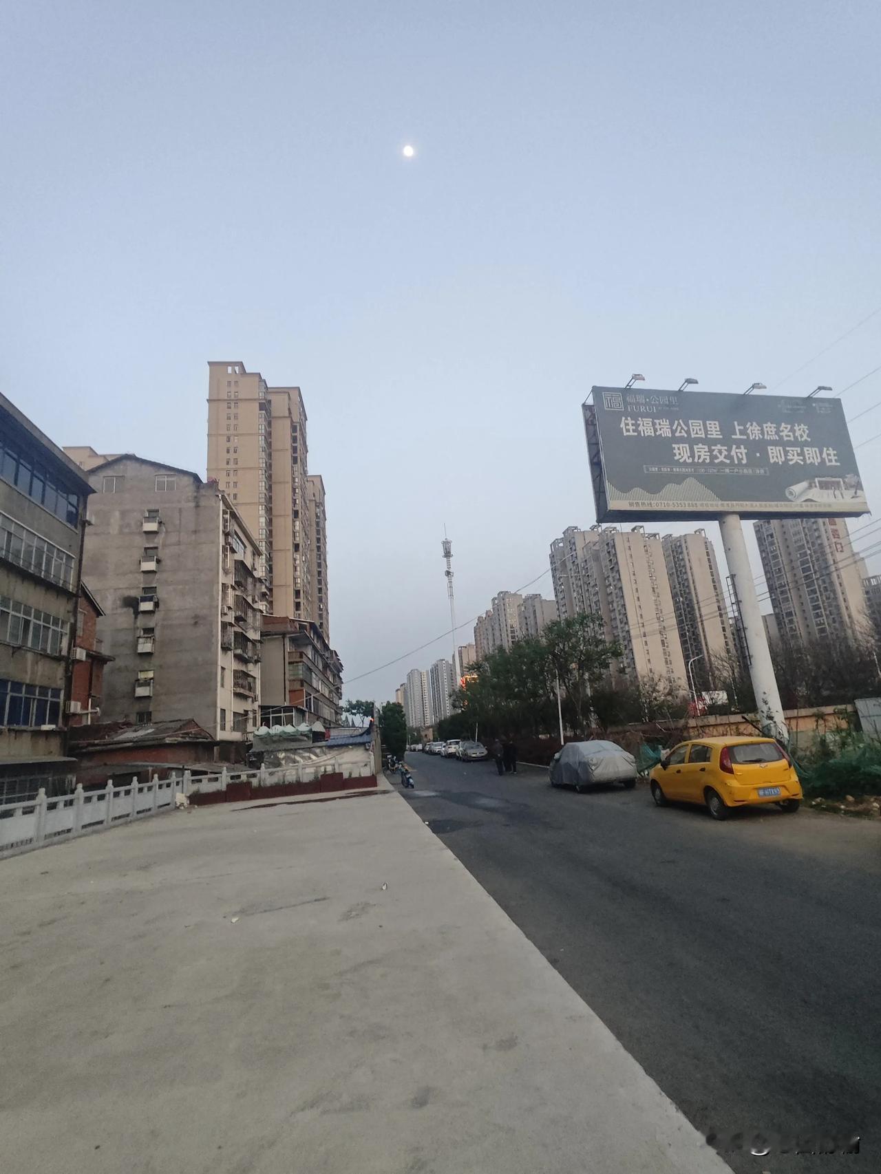 这个下联真难对，只有你能对！

上联:弹指经年风物易
下联:养神半刻面容新
  