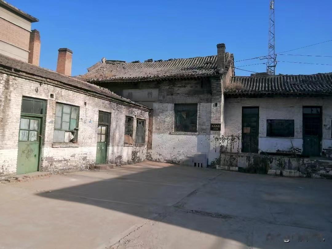 儿时，跟着母亲从乡下坐公共汽车到了县城，然后再步行走到这里。无数次在这里至少要等