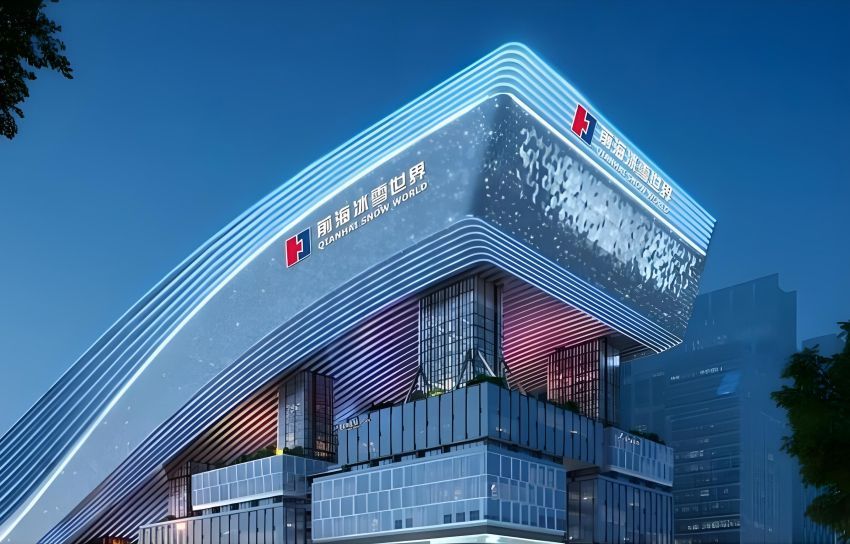 【深圳最大滑雪场突然更名】6月1日，深圳前海·华发冰雪世界项目的室内滑雪场，焕新