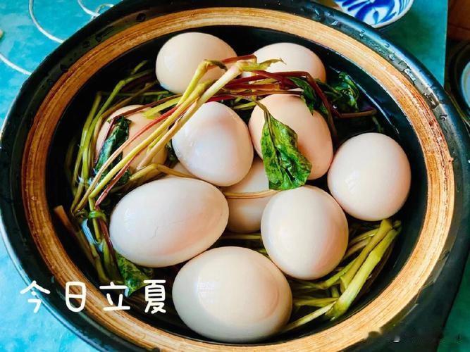 还有“立夏挂蛋”的童趣，大人给孩子装上煮熟的鸡蛋，寓意消灾避邪、身体健康。如今这