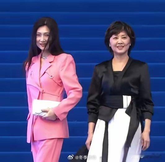 真正的“岁月不败美人”！今晚，第十六届北京国际电影节闭幕式在北京举行。当74岁的