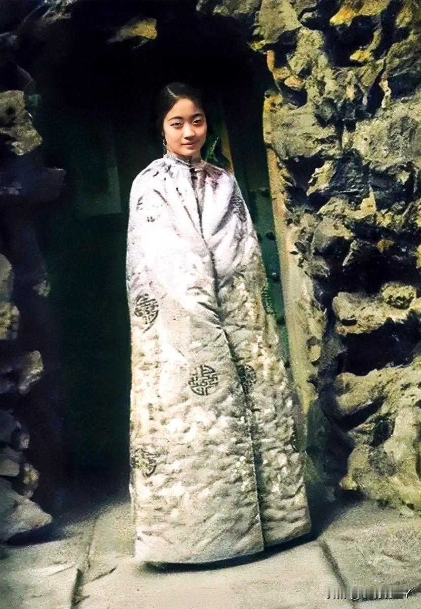 末代皇后婉容，一九二二年在御花园堆秀山前的珍贵留影。这绝非演戏，也并非影视剧里的