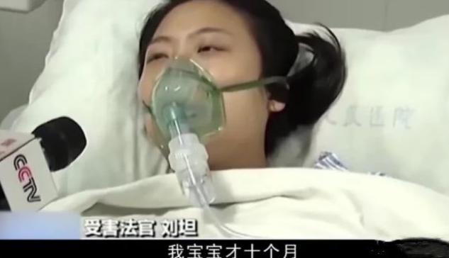 “我宝宝才10个月”，2015年湖北一男子因为讨薪维权败诉后，无法接受现实的他，