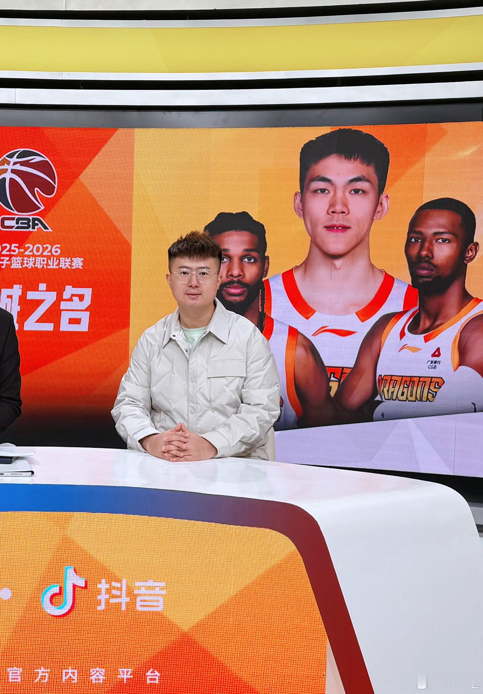 故事的主线人物正式宣告回归熟悉的CBA官方信号解说席今晚解说浙江广厦VS辽宁本钢