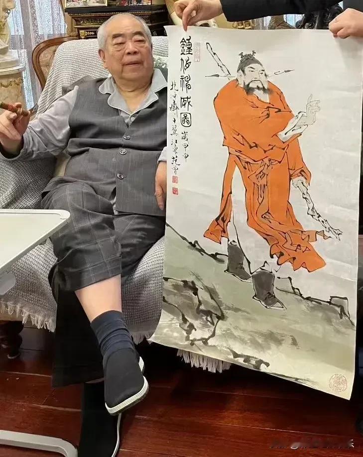 87岁范曾报平安，他没有出国也没有失联，只是闭关写书。

可是他的亲生女儿却晒出