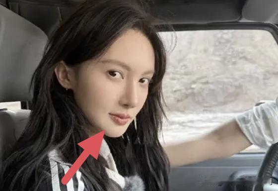 一觉醒来，
大明星金晨的天要塌了。

据说是交通肇事逃逸，然后金晨带着经纪人溜了