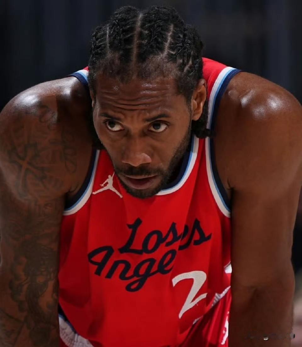 旧伤复发！伦纳德因膝伤休战 快船季后赛希望蒙上阴影

快船冲击附加赛的关键节点，