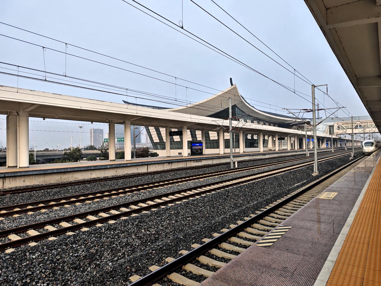 《站台》
每颗心
总要来往很多次站台
欢快的飞驰而去
望眼欲穿而来
送走牵肠挂肚