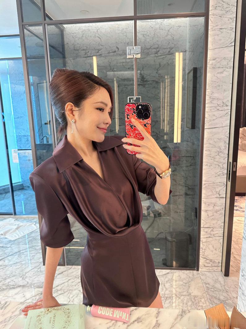 #周扬青为了职场汇报第一次盘头#真的太喜欢这个姐了，为了妆容的汇报特地准备了非常