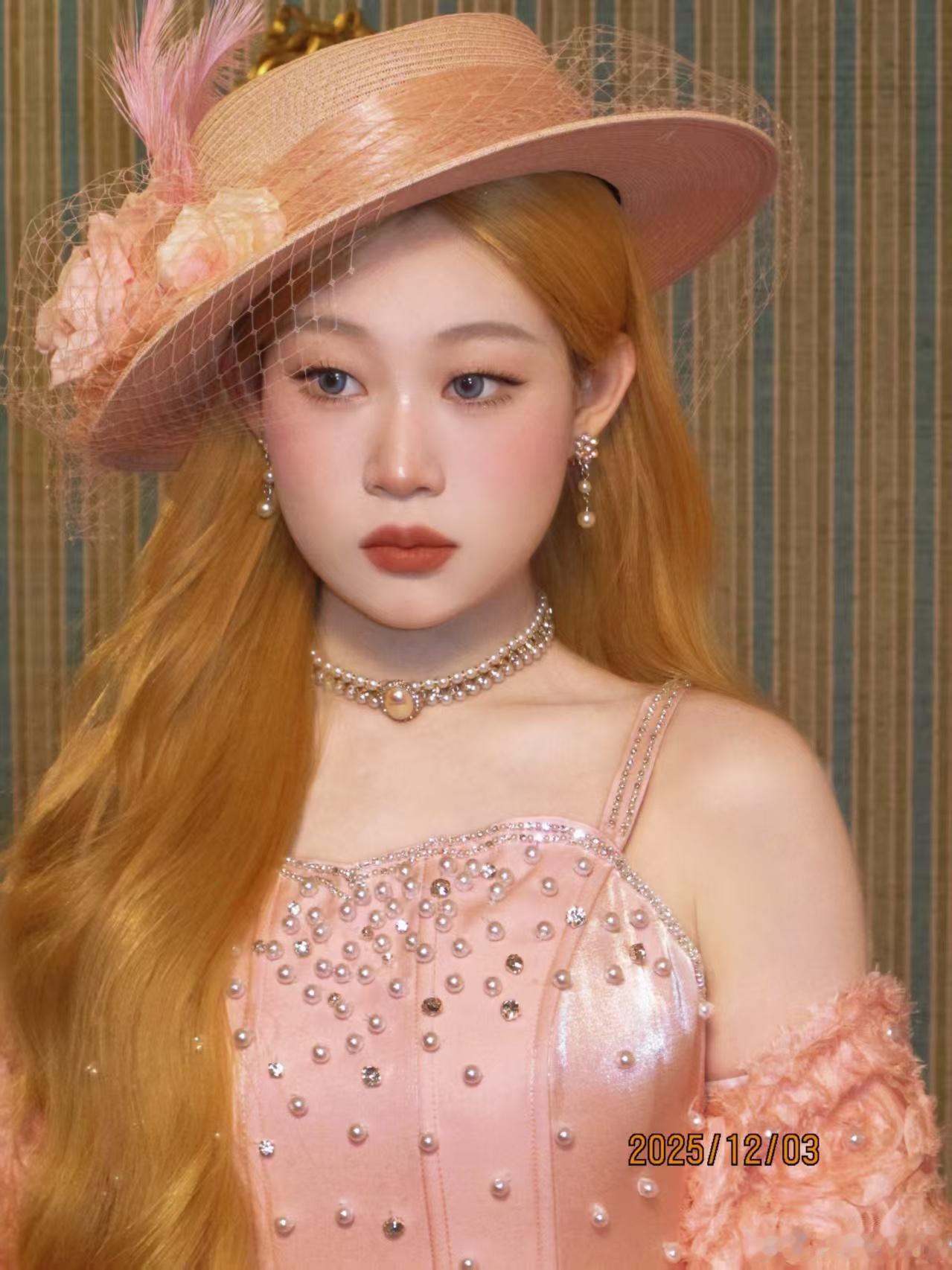 沈佳润甜妹金发公主妆 请问这是哪位落难的小公主哇🥺金发配白皙皮肤，再加上这无辜