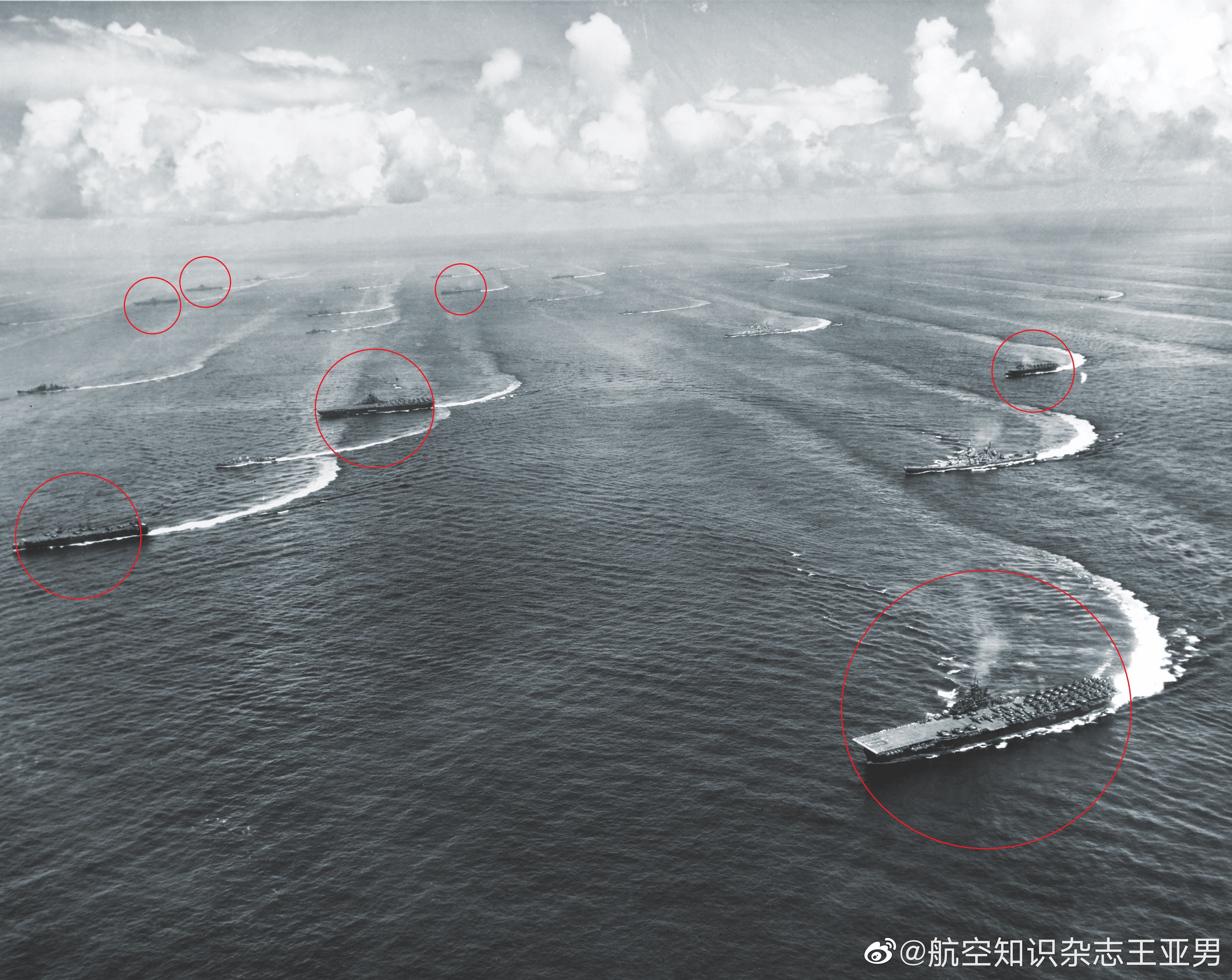 1945年8月17日，美国海军第38和58特混舰队在日本外海进行大规模编队机动。