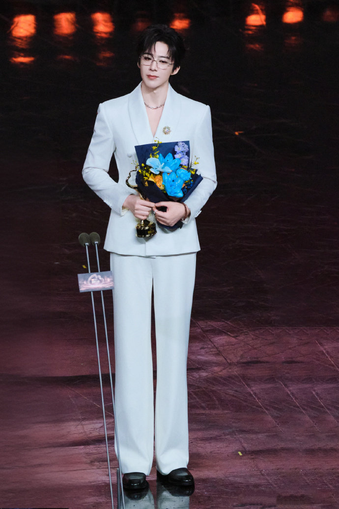 刘宇宁网络视听盛典演唱烽月 刘宇宁唱的烽月 刘宇宁网络视听盛典演唱烽月，刘宇宁唱