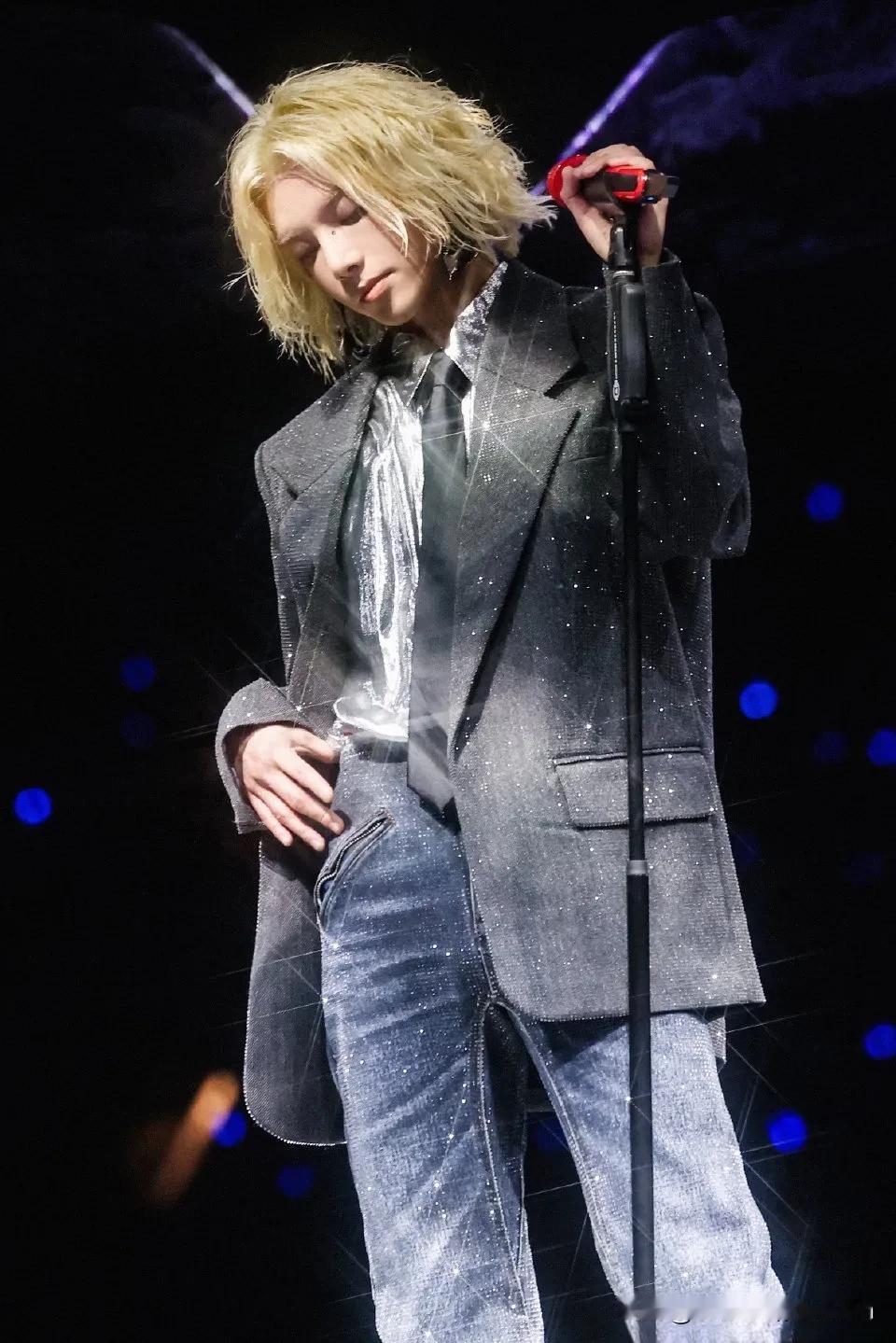 华晨宇能否抗起华语乐坛的大旗华晨宇，这个名字在国内乐坛中拥有着极高的声誉。华晨宇