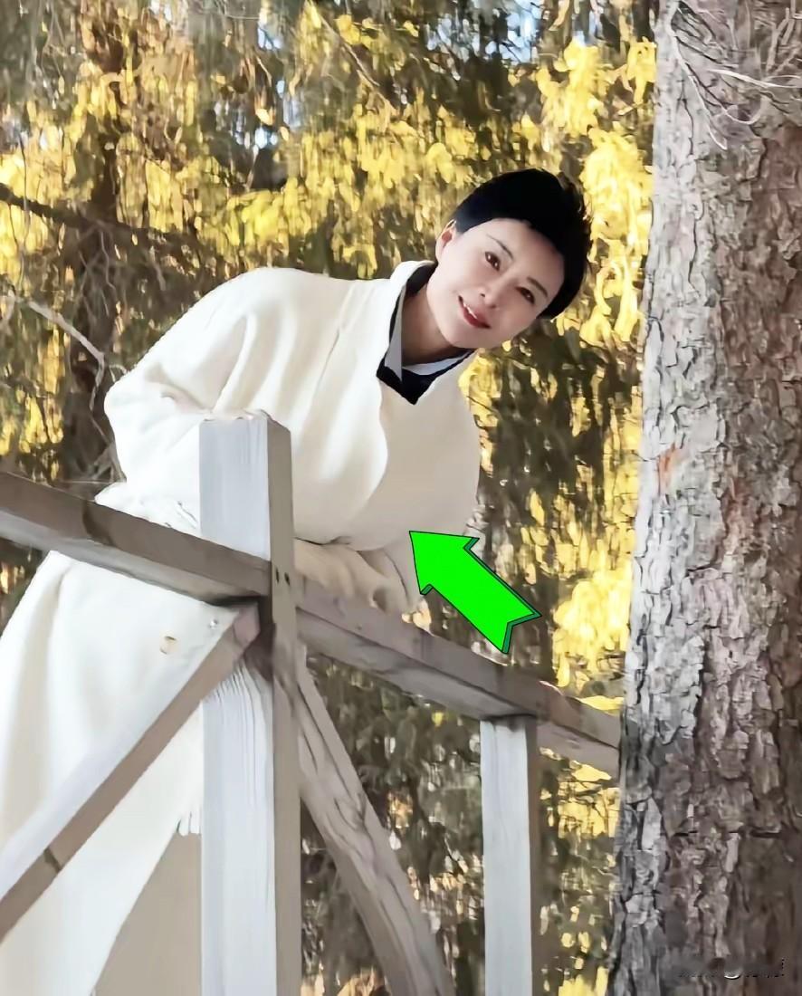 刷到47岁的贺娇龙离世的消息时，心里猛地一沉。那个曾在雪地里策马奔腾、为家乡农产