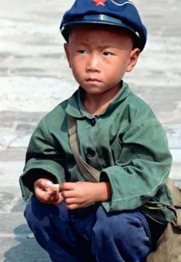 幼儿园里发生了这样的事：大厄不与美丽玩，小乌想跟美丽玩，大厄就不高兴了。我不跟美