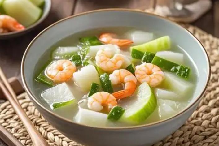 入夏这几天，娃的饭量突然见了底，一碗饭扒拉几口就撂下筷子，家长急得团团转。其实啊