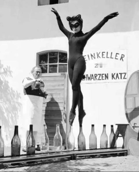 小姐姐上演祖传的踩瓶子技巧，千万不要跃跃欲试

1958年的德国汉堡，17岁的B