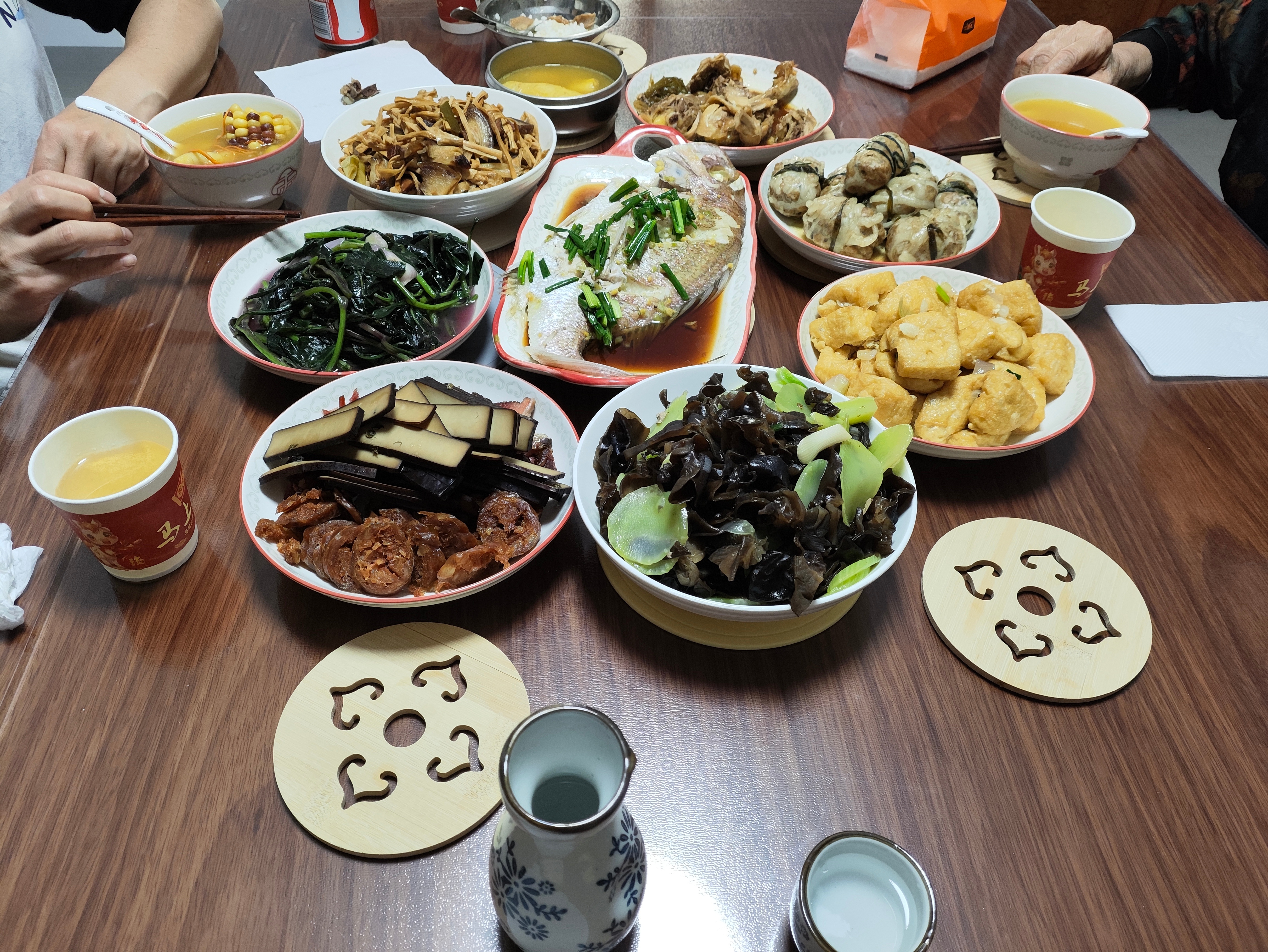 春节摄影大赛一条微博晒年夜饭三代人(三大一小)的团圆饭。恭祝战友、粉丝们马年大吉