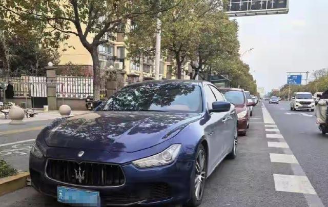 谁能想到，堂堂85万的顶级豪车，在官方4S店里走了一遭，竟然被偷偷塞进一颗“二手