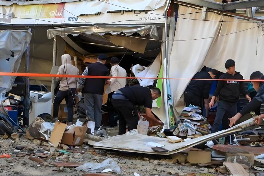 镜头还没熄，爆炸声已经盖过了记者的提问。2026年3月19日，黎巴嫩南部再起血雨